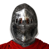 Capacete de cavaleiro medieval com capuz